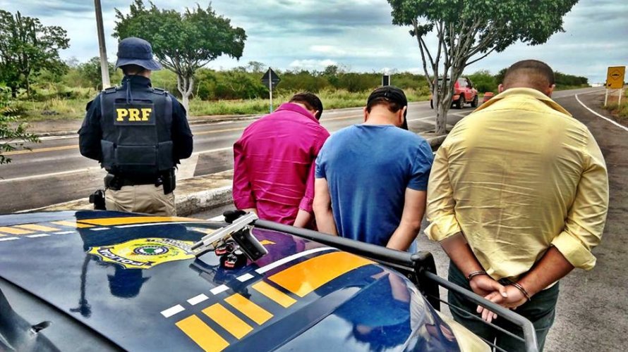 Em carro blindado, grupo é flagrado com pistola em Itaberaba