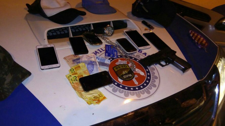 Cinco adolescentes são apreendidos com 15 celulares após assalto a ônibus na Federação