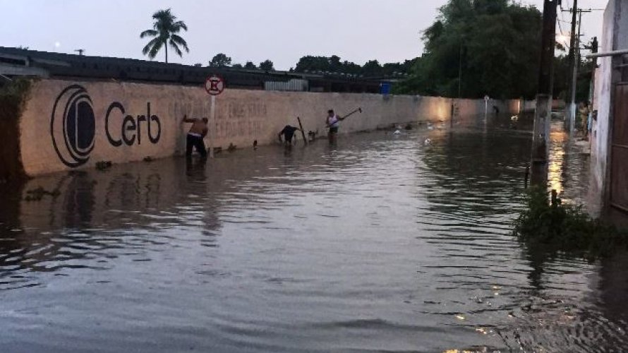 Feira de Santana: chuva invade casas, derruba muro e alaga ruas