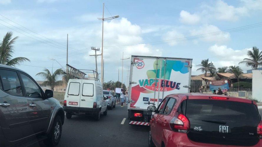 Manifestação complica trânsito na orla de Salvador