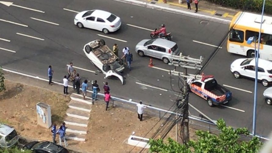 Motorista capota carro após bater em poste na Avenida Tancredo Neves