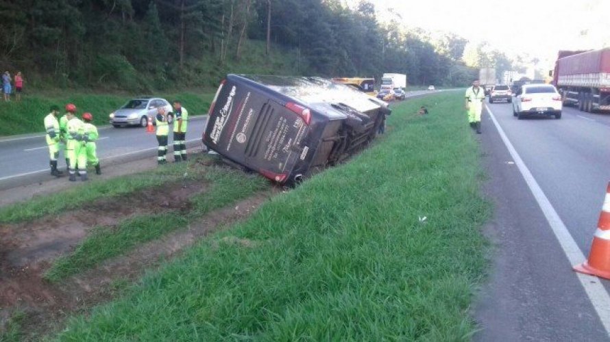 Ônibus de dupla sertaneja tomba em rodovia de São Paulo