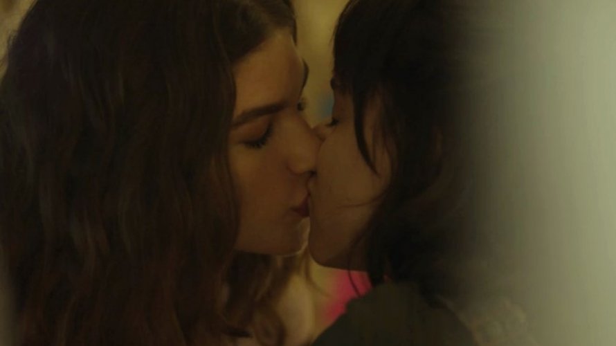 Beijo entre meninas marca último capítulo de Malhação e movimenta a web; assista ao vídeo