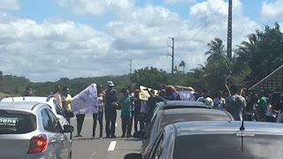 estudantes do Colégio estadual Barra do Pojuca bloqueia pista na Estrada do Coco