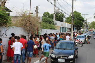 Camaçarienses  enfrentam filas enormes para matricular e transferir alunos da rede municipal