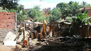 Cinco casas em área de desabamento são demolidas em Pituaçu; veja