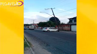 Motorista perde controle e bate em poste que fica comprometido, na manhã desta Quarta-Feira (07).