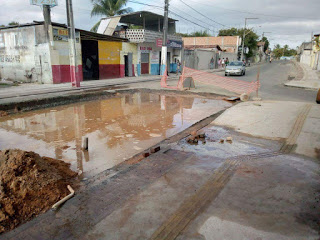 “Desperdício d’água” Após serviço da prefeitura, rede d’água é rompida na Av. Rio Camaçari.