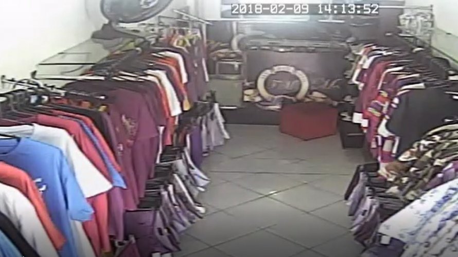 Vídeo: quadrilha invade e saqueia loja de roupas em Plataforma