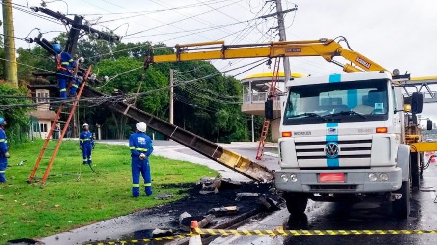 Motorista derruba poste em acidente na Avenida Paralela