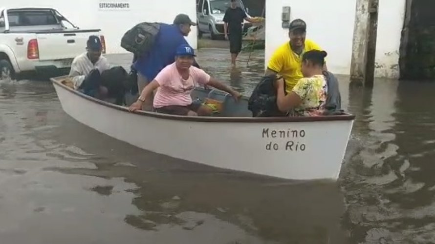 Vídeo: com rua alagada, pacientes são levados de barco para clínica em Lauro de Freitas