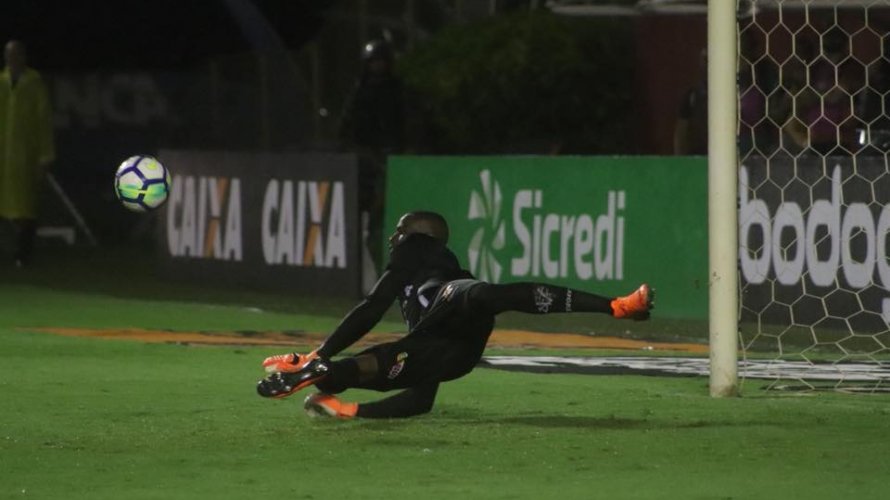 Ex-Bahia, Marcelo Lomba reclama de goleiro do Vitória nos pênaltis