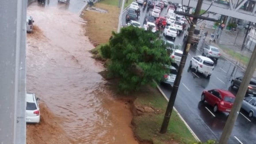 Alagamento em acesso a viaduto bloqueia trânsito na ACM. Assista