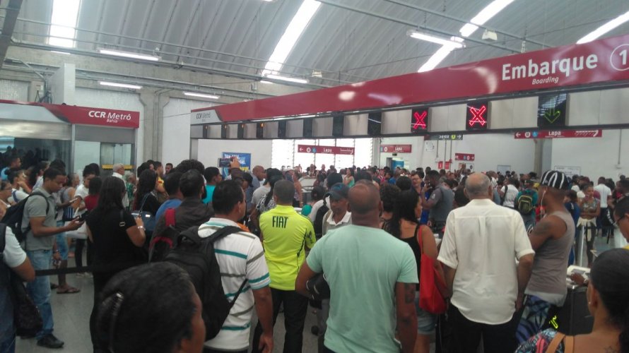 Usuários relatam pane no metrô na manhã desta quarta-feira (18)