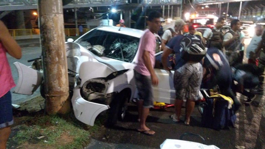 Motorista perde o controle e colide em poste na avenida Paralela