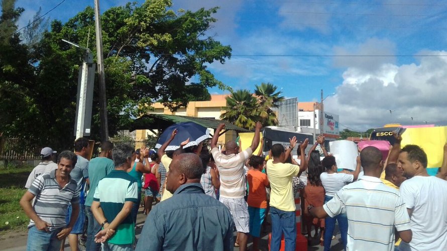 Protesto bloqueia tráfego na Estrada do Coco