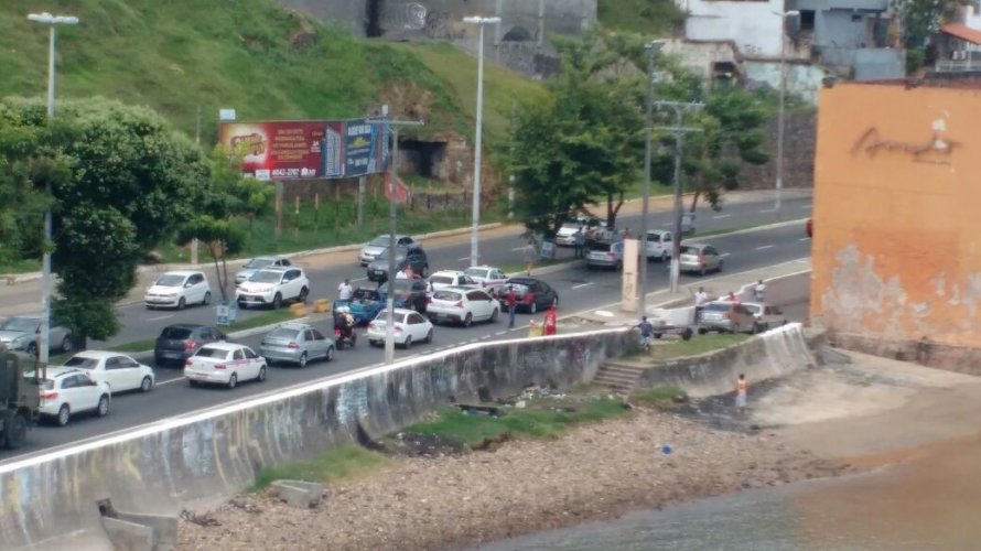 Engavetamento entre veículos complica trânsito no bairro do Comércio