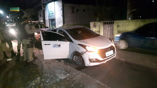 POLICIAIS RECUPERAM VEÍCULO ROUBADO NO BAIRRO DO ALTO DA CRUZ.