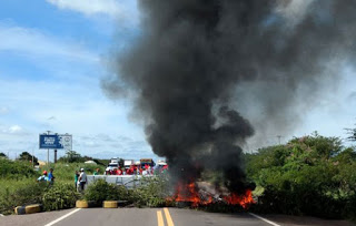 Manifestantes fecham rodovia federal na Bahia em protesto contra a prisão de Lula