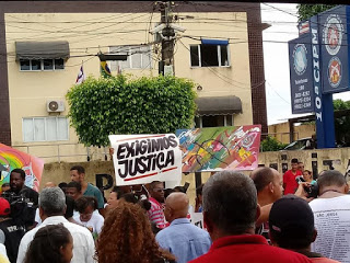 Apos PMs matarem artista plastico, moradores de candeias realizam  manifestação
