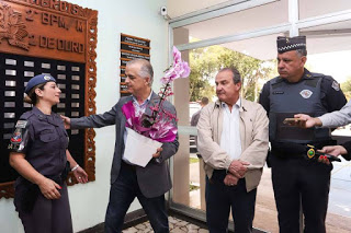 Mãe PM que matou ladrão na porta de escola é homenageada