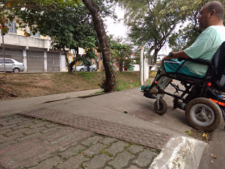 Rampas com obstáculos ou fora do padrão dificultam acessibilidade de cadeirantes em Camaçari