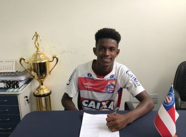 Com 16 anos, lateral Douglas assina primeiro contrato profissional com o Bahia