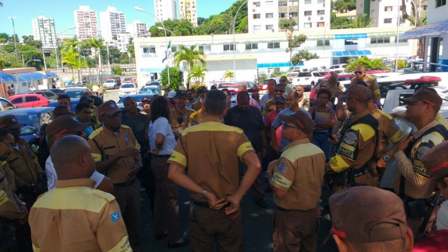 Sem autorização para usar armas, agentes de trânsito criam procedimentos paliativos