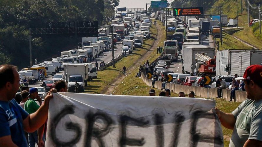 Presidente de sindicato faz apelo pelo whatsApp para que caminhoneiros voltem a trabalhar