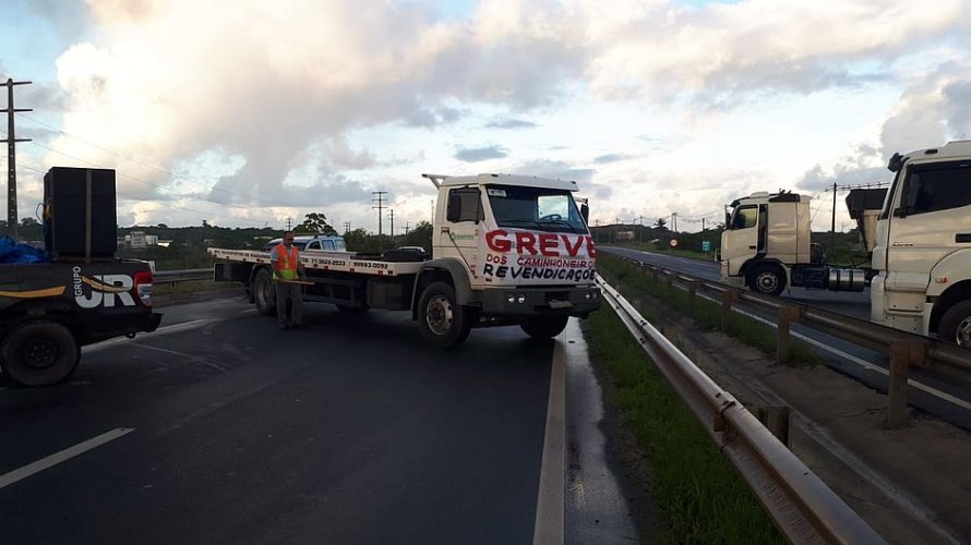 Caminhoneiros bloqueiam Via Parafuso na manhã desta quinta (24)