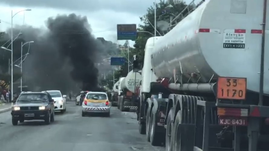 Vídeo: manifestantes queimam pneus e travam trânsito de caminhões em Candeias