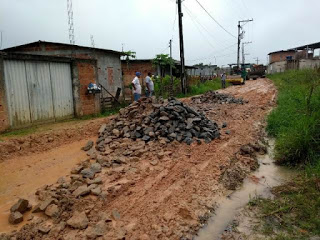 Moradores sofrem com obras inacabadas após chuva