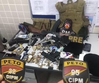 Fuzil, pistolas e coletes encontrados com foragido de presídio