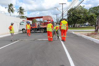 Vias do centro de Camaçari recebem sinalização