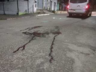 HOMEM É BALEADO APÓS PERSEGUIÇÃO POLICIAL NO BAIRRO DO PHOC III, EM CAMAÇARI