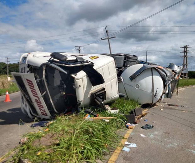 Acidente em Camaçari deixa três pessoas feridas na tarde desta sexta-feira (22)