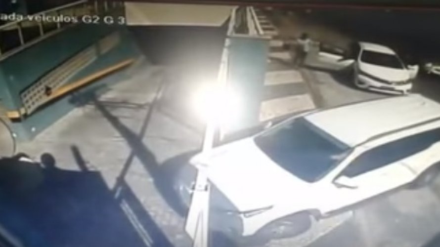 Mulher é sequestrada e tem carro roubado no bairro de Armação; assista