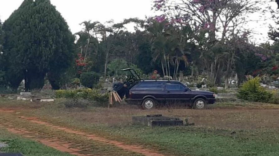 Polícia prende comerciante que revendia flores recolhidas em cemitério