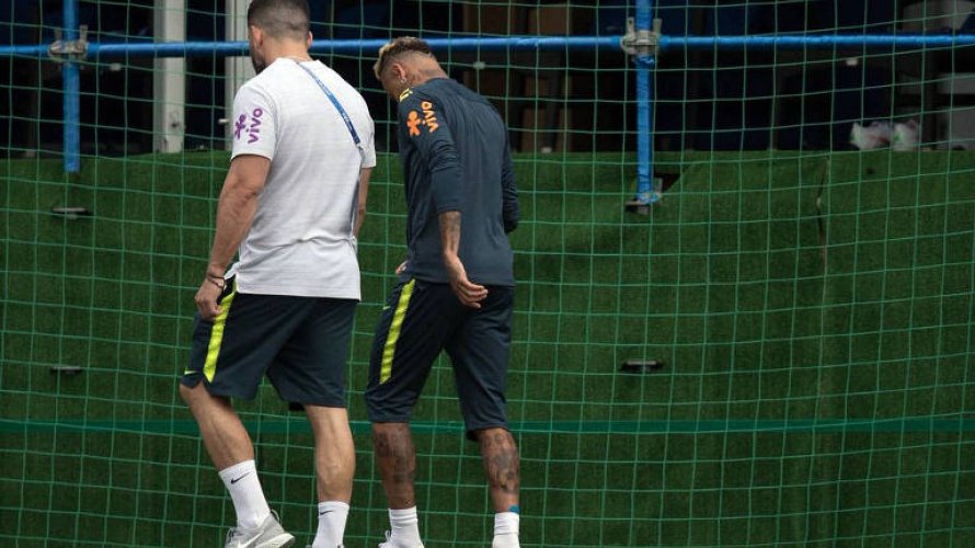 Neymar deixa treino mancando após sentir dores no pé direito