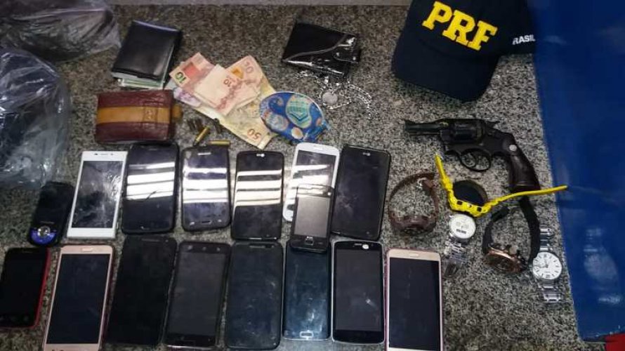 Homens são presos em flagrante pela PRF durante assalto a ônibus na BR-324
