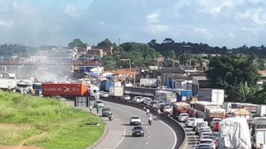 Protesto bloqueia trânsito na rodovia Cia-Aeroporto