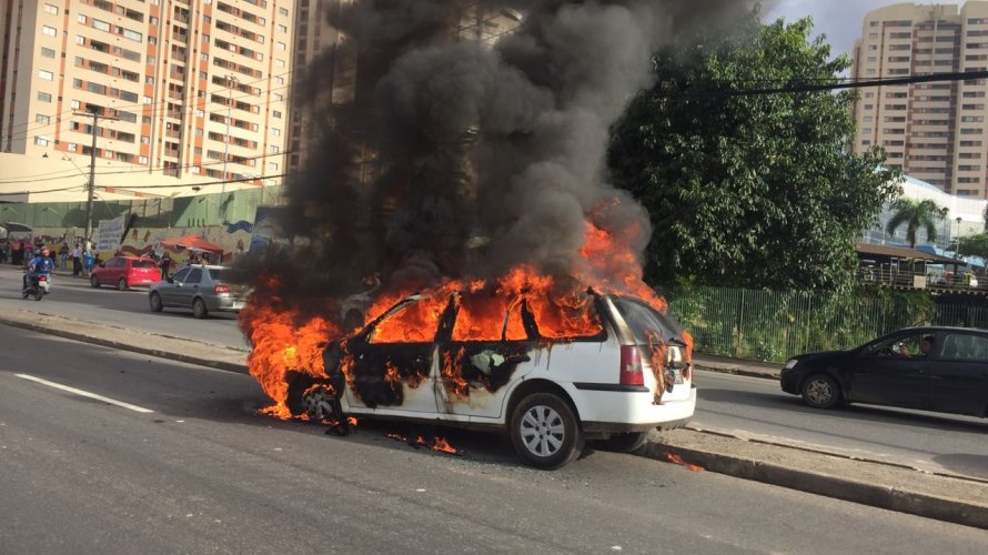 Vídeo: carro pega fogo na Avenida Paralela