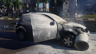 Carro pega fogo na Estrada do coco na manhã desta Terça-Feira (26)