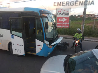 Colisão entre ônibus e moto deixa motociclista ferido em Camaçari