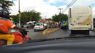 Passageiro e mototaxista ficam feridos após acidente no centro de Simões Filho