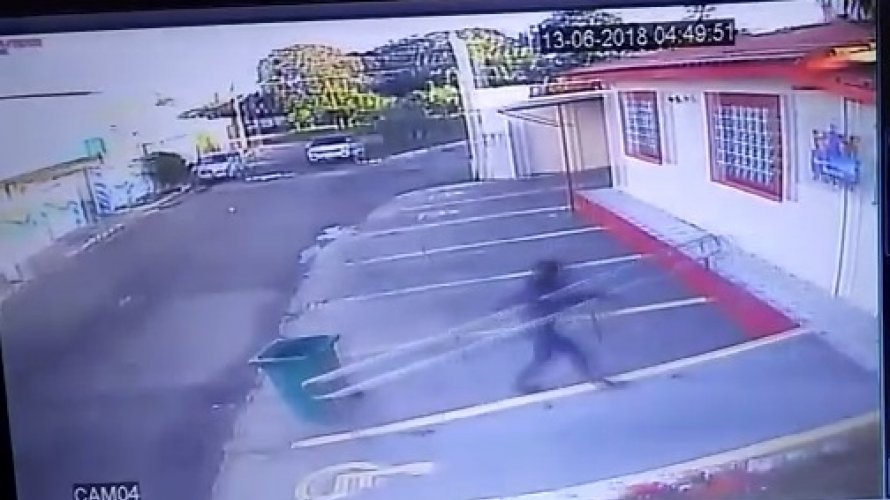 Vídeo: homem furta corrimão de clínica em Vilas do Atlântico