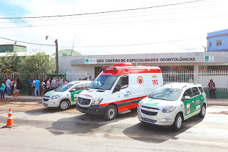 Prefeitura entrega ambulância e dois carros para Sesau