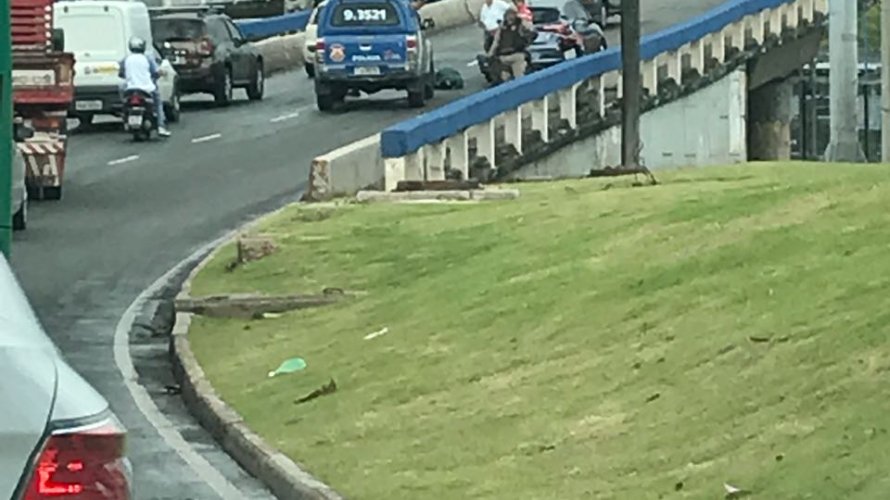 Acidente causa engarrafamento no acesso ao viaduto Raul Seixas