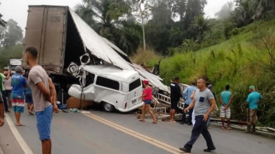Colisão entre dois caminhões e uma Kombi deixa mortos no sul da Bahia