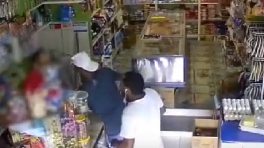 Câmeras de segurança flagram assalto a mercadinho no Bairro da Paz; assista